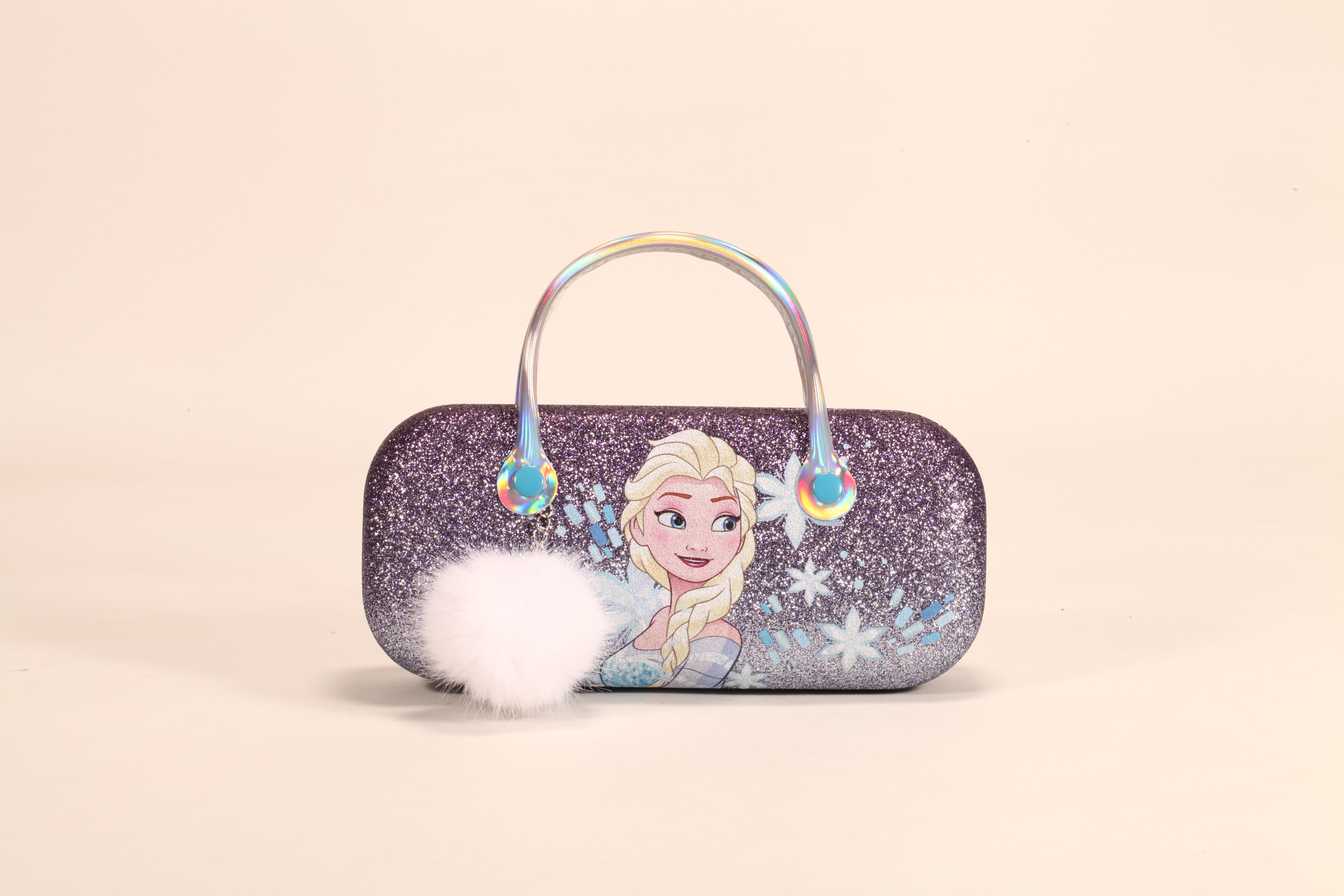 Estas son cajas de hierro portátiles para lentes. Tienen asas y diseños con personajes famosos, llenos de encanto y color.
