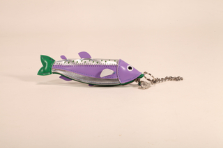 Esta es una bolsa con cremallera para lentes en forma de pez. Viene con un cordón de acero inoxidable y un diseño colorido.
