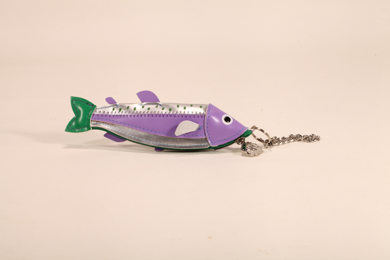 Esta es una bolsa con cremallera para lentes en forma de pez. Viene con un cordón de acero inoxidable y un diseño colorido.