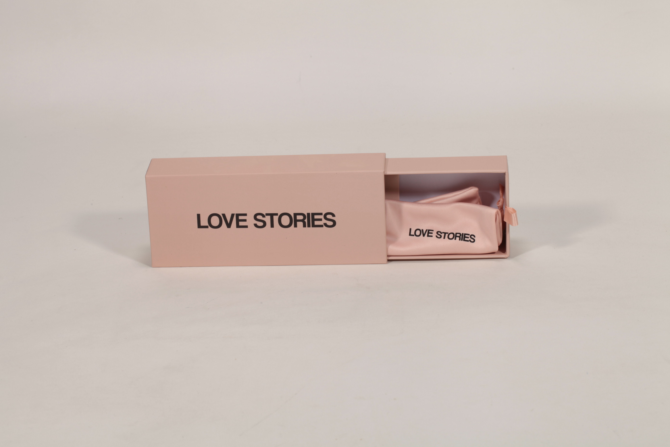Este set de estuches para anteojos de la marca Love Stories incluye estuches, bolsas y paños de limpieza, presentados con un estilo elegante y delicado.