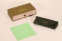 Este set de estuche para anteojos de Lantana incluye un estuche, una caja y un paño limpiador.