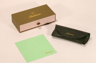 Este set de estuche para anteojos de Lantana incluye un estuche, una caja y un paño limpiador.