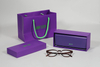 Este set de accesorios para anteojos de la marca "Mijuwlik" presenta un elegante diseño en tonos púrpura, con bolsa, estuche y lentes, exquisito y sofisticado.