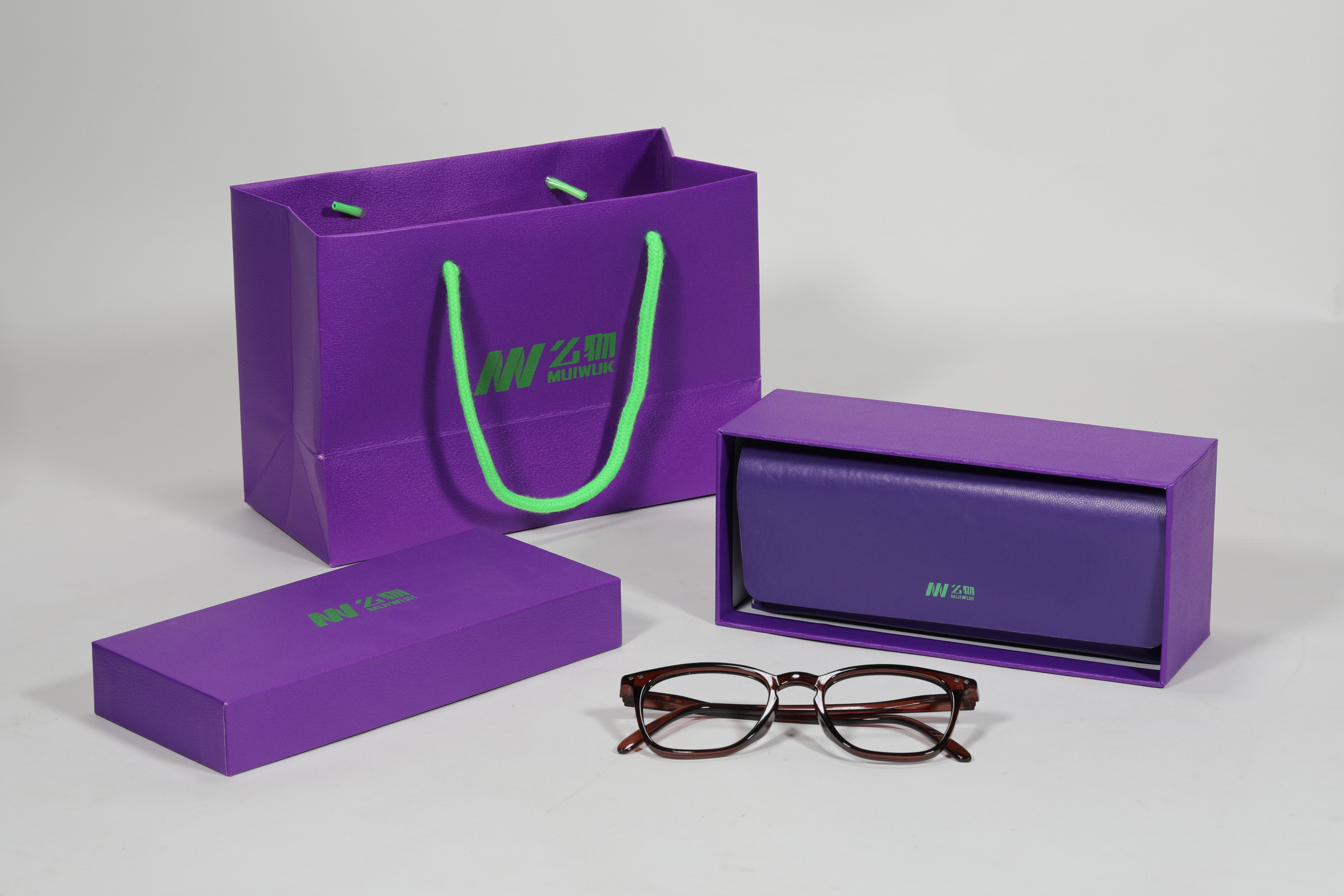 Este set de accesorios para anteojos de la marca "Mijuwlik" presenta un elegante diseño en tonos púrpura, con bolsa, estuche y lentes, exquisito y sofisticado.