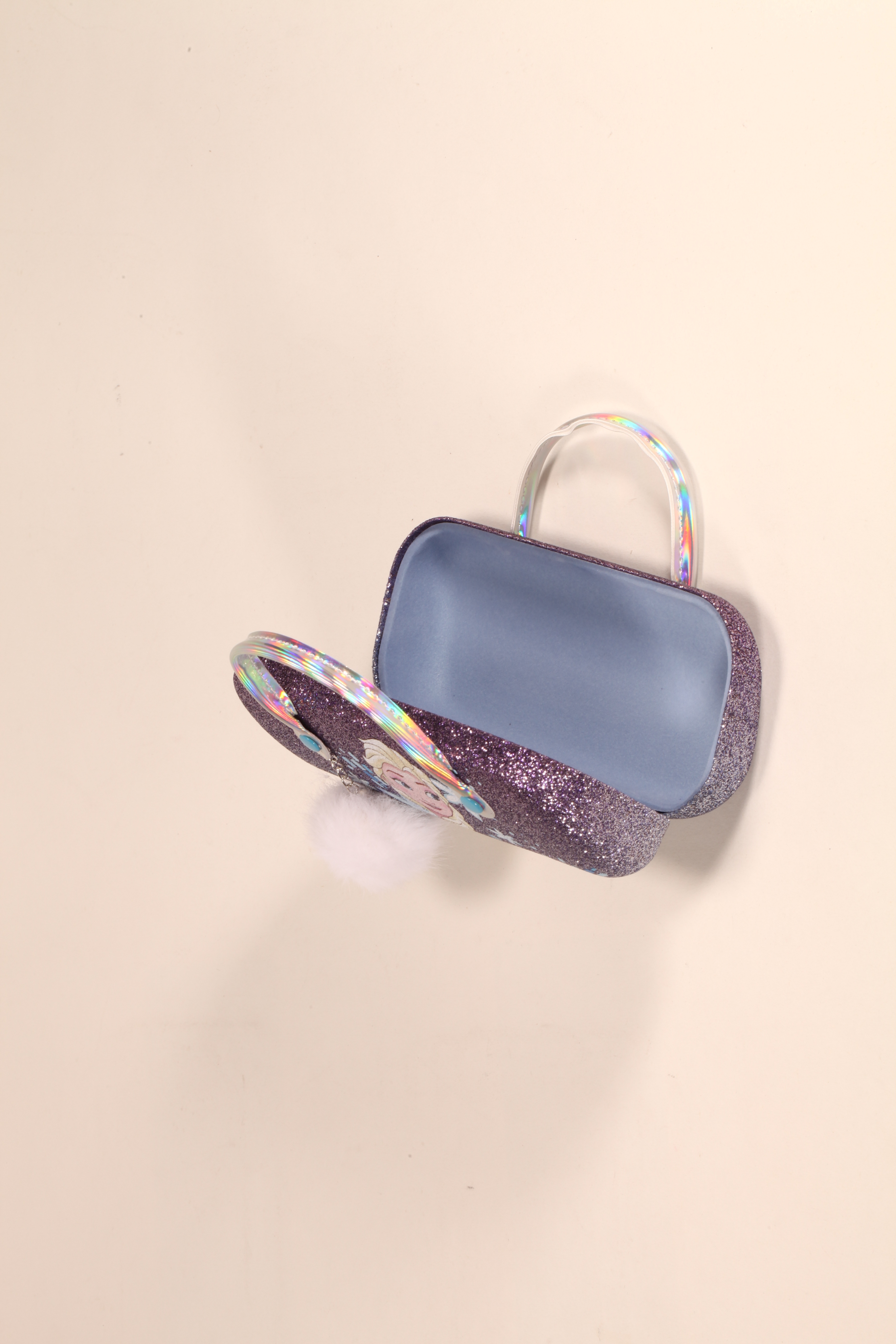 Estas son cajas de hierro portátiles para lentes. Tienen asas y diseños con personajes famosos, llenos de encanto y color.