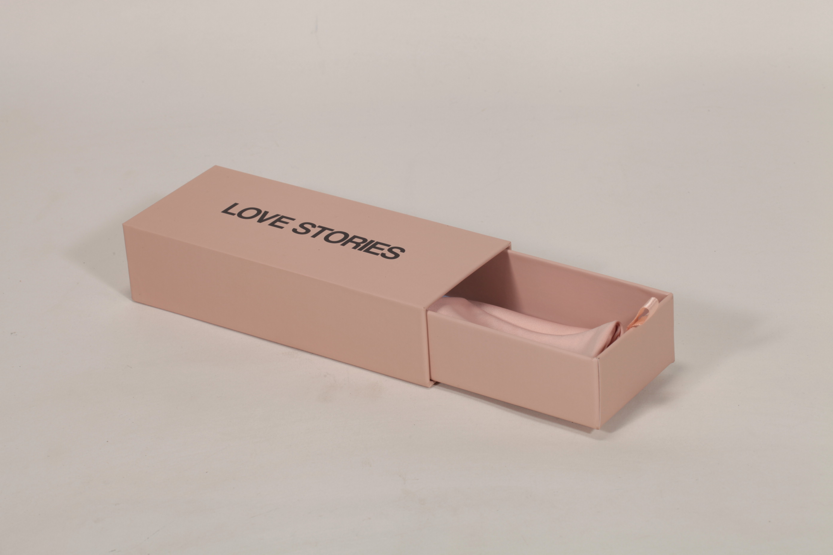 Este set de estuches para anteojos de la marca Love Stories incluye estuches, bolsas y paños de limpieza, presentados con un estilo elegante y delicado.
