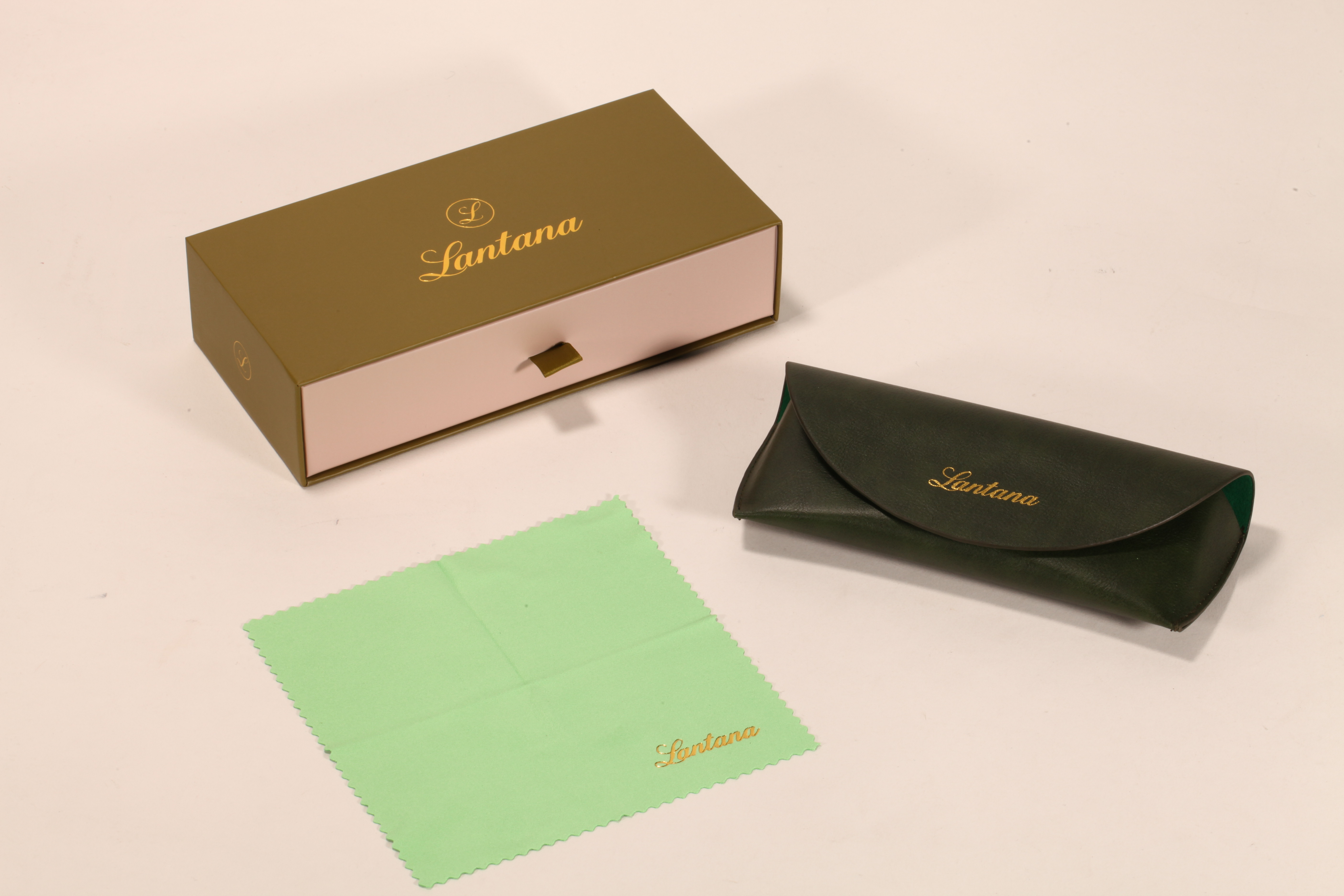 Este set de estuche para anteojos de Lantana incluye un estuche, una caja y un paño limpiador.