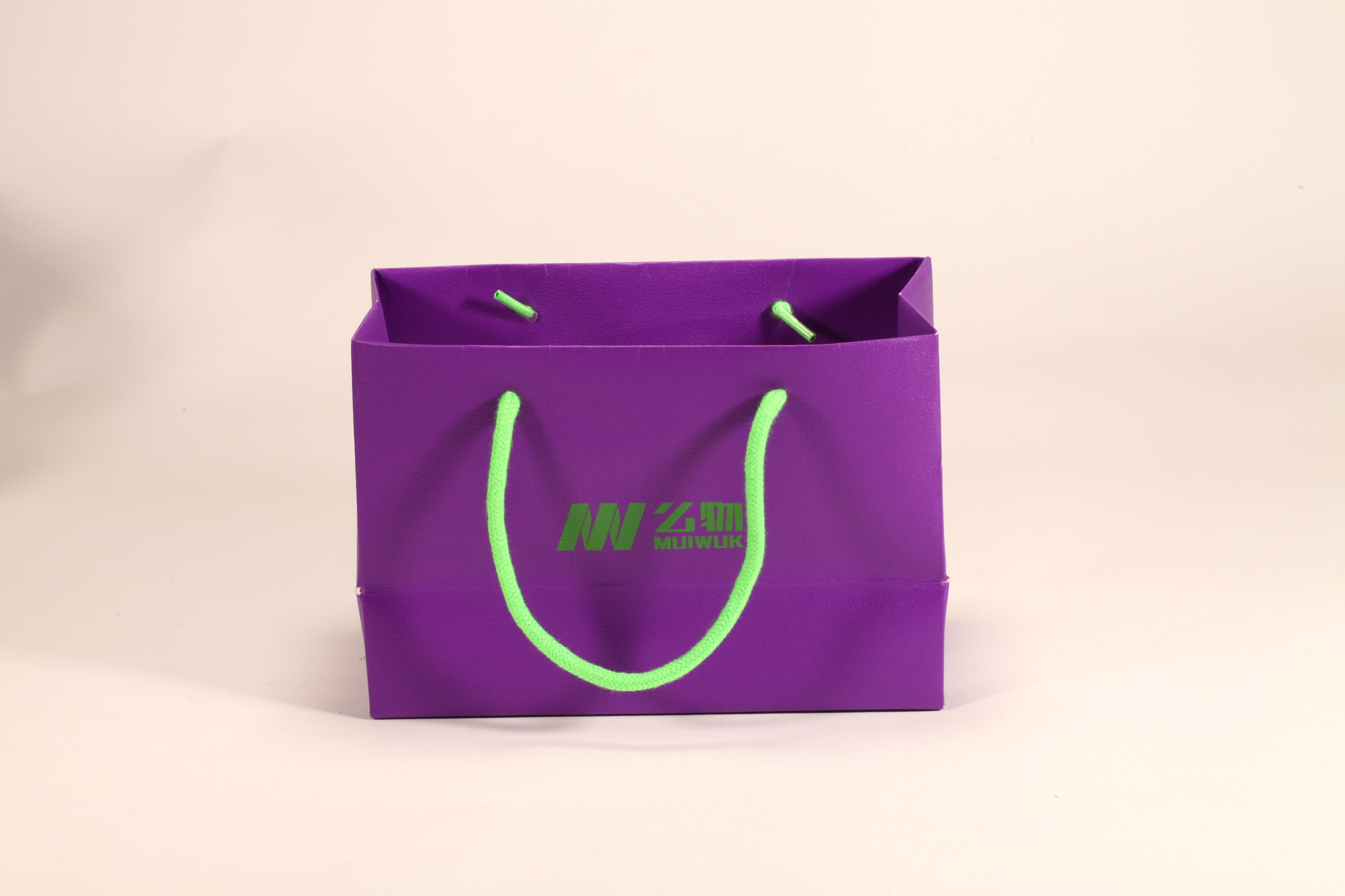 Este set de accesorios para anteojos de la marca "Mijuwlik" presenta un elegante diseño en tonos púrpura, con bolsa, estuche y lentes, exquisito y sofisticado.