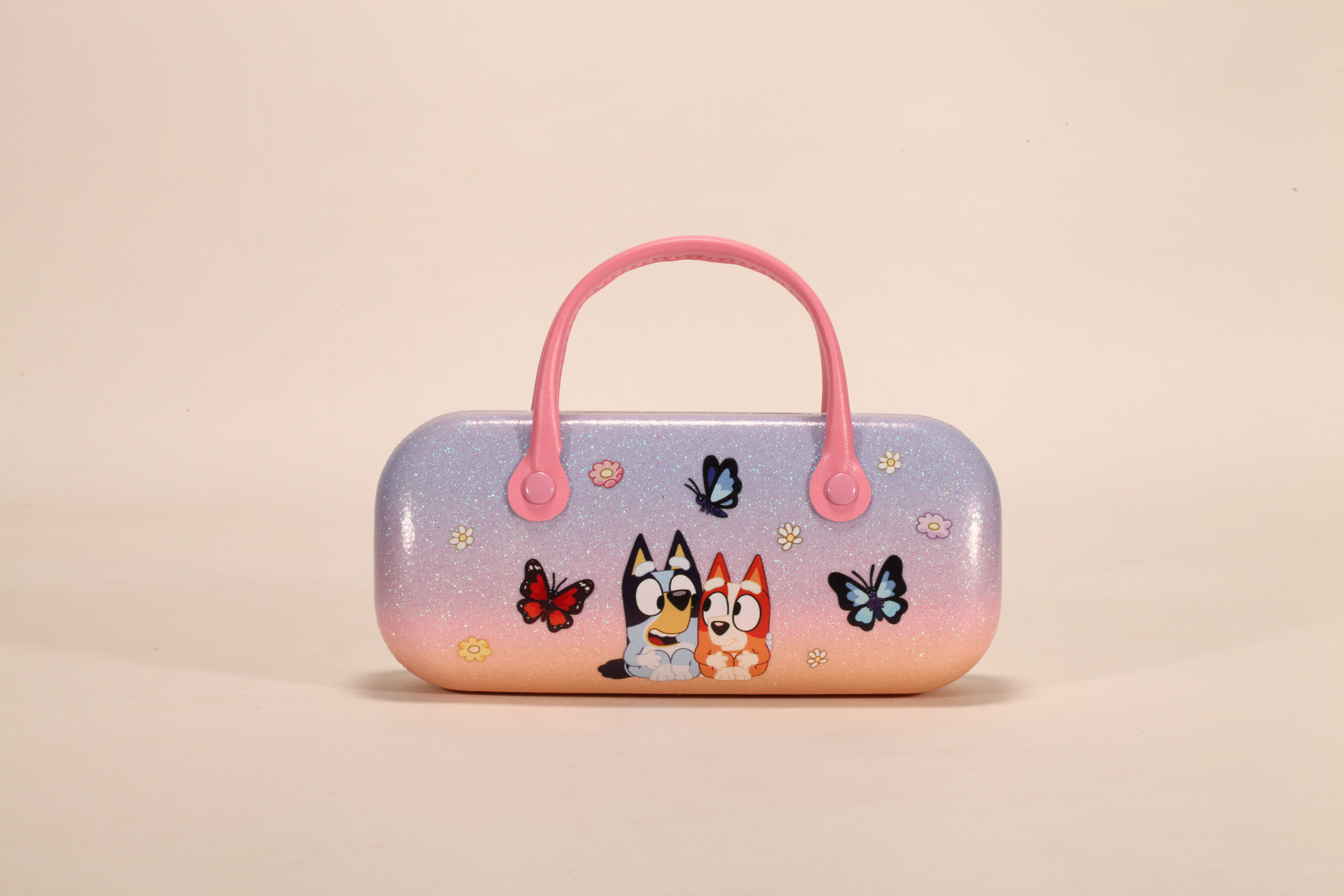 Estas son cajas de hierro portátiles para lentes con asa. Tienen diseños de colores y motivos infantiles, muy adorables.