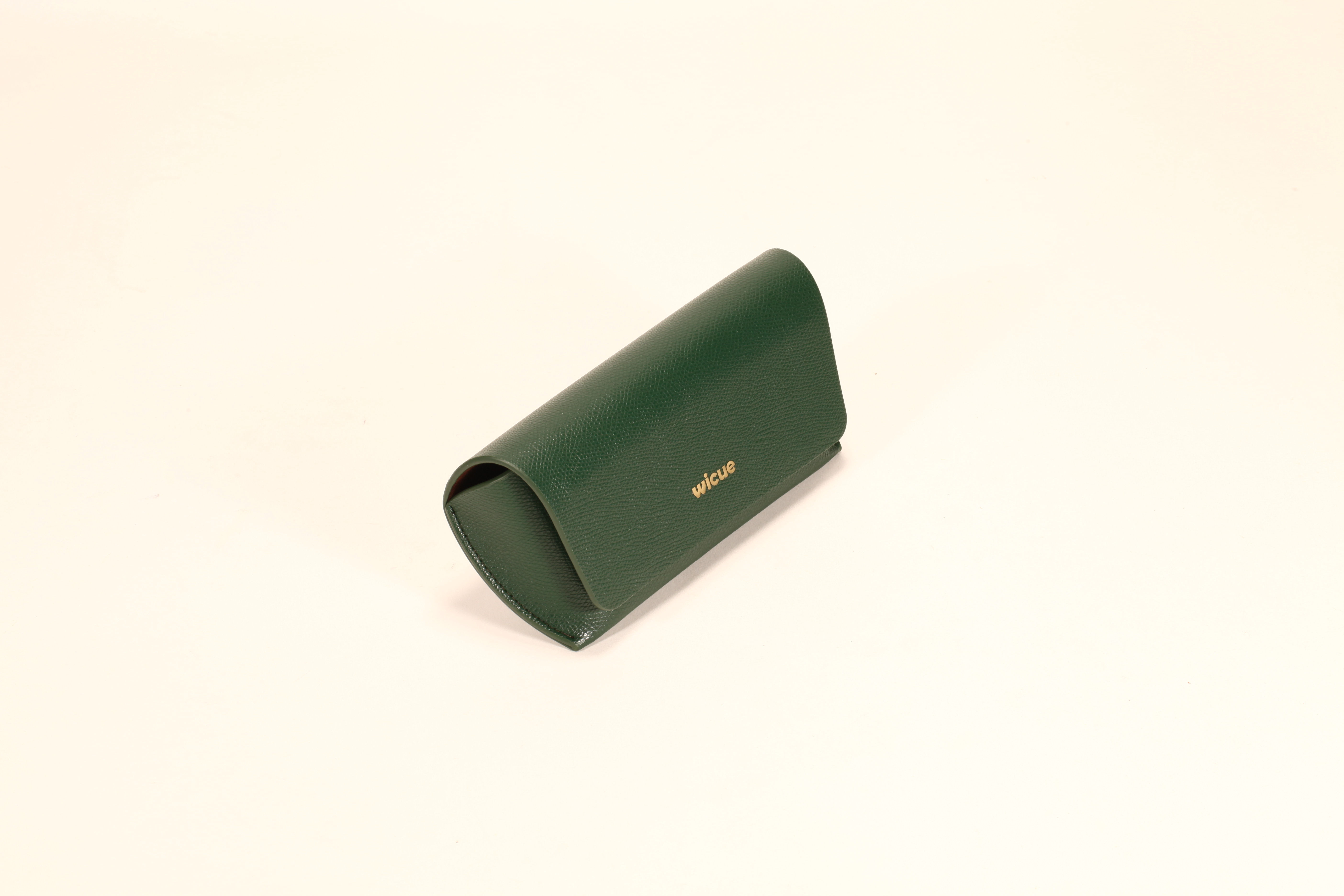 Estos estuches para lentes tienen un diseño elegante. Vienen en colores como negro, marrón y verde, hechos con materiales de buena calidad.