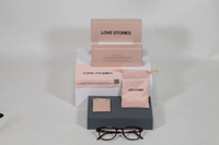 Este set de estuches para anteojos de la marca Love Stories incluye estuches, bolsas y paños de limpieza, presentados con un estilo elegante y delicado.