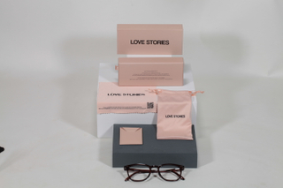 Este set de estuches para anteojos de la marca Love Stories incluye estuches, bolsas y paños de limpieza, presentados con un estilo elegante y delicado.