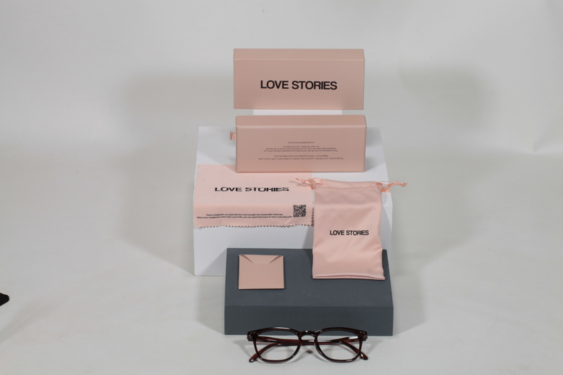 Este set de estuches para anteojos de la marca Love Stories incluye estuches, bolsas y paños de limpieza, presentados con un estilo elegante y delicado.