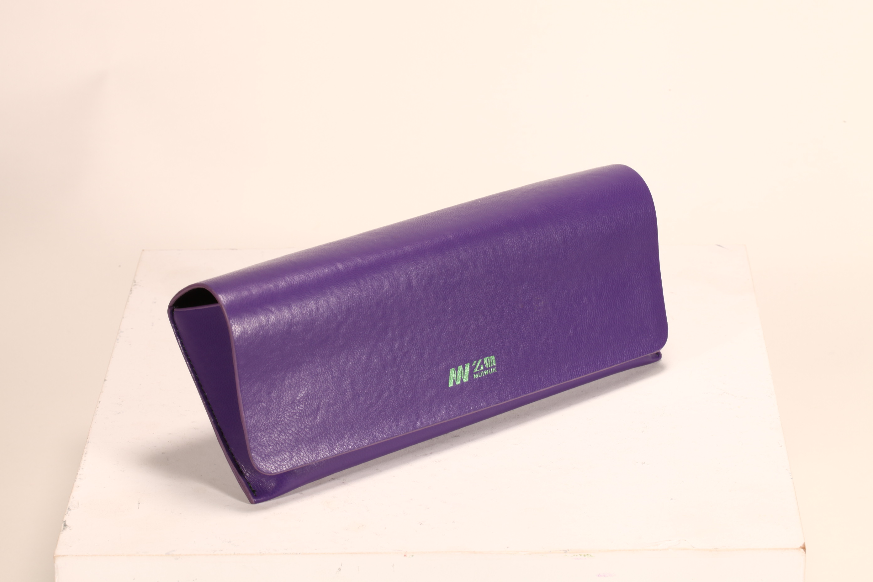 Este set de accesorios para anteojos de la marca "Mijuwlik" presenta un elegante diseño en tonos púrpura, con bolsa, estuche y lentes, exquisito y sofisticado.