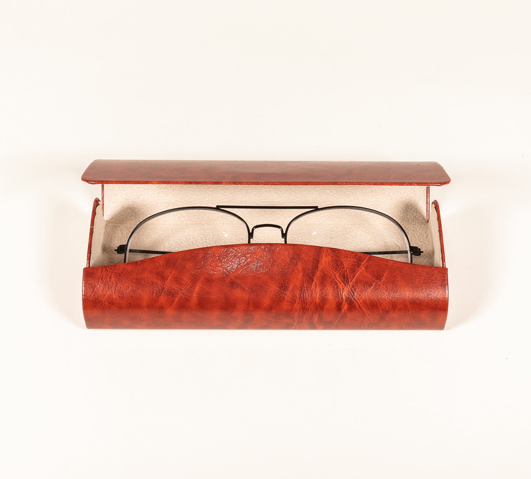 The 2021 sunglasses, a hand-made glasses case in two colors with a semicircular appearance on the side