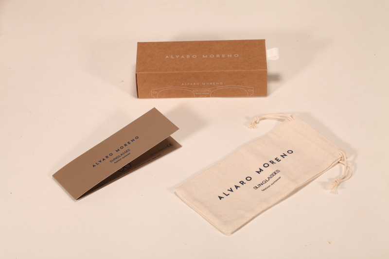 Here's a 30-word English description for the eyewear set shown in the image: This Alvaro Moreno eyewear set includes a navy paper box and a matching foldable case. Compact at 15.5×6×4 cm. Elegant and